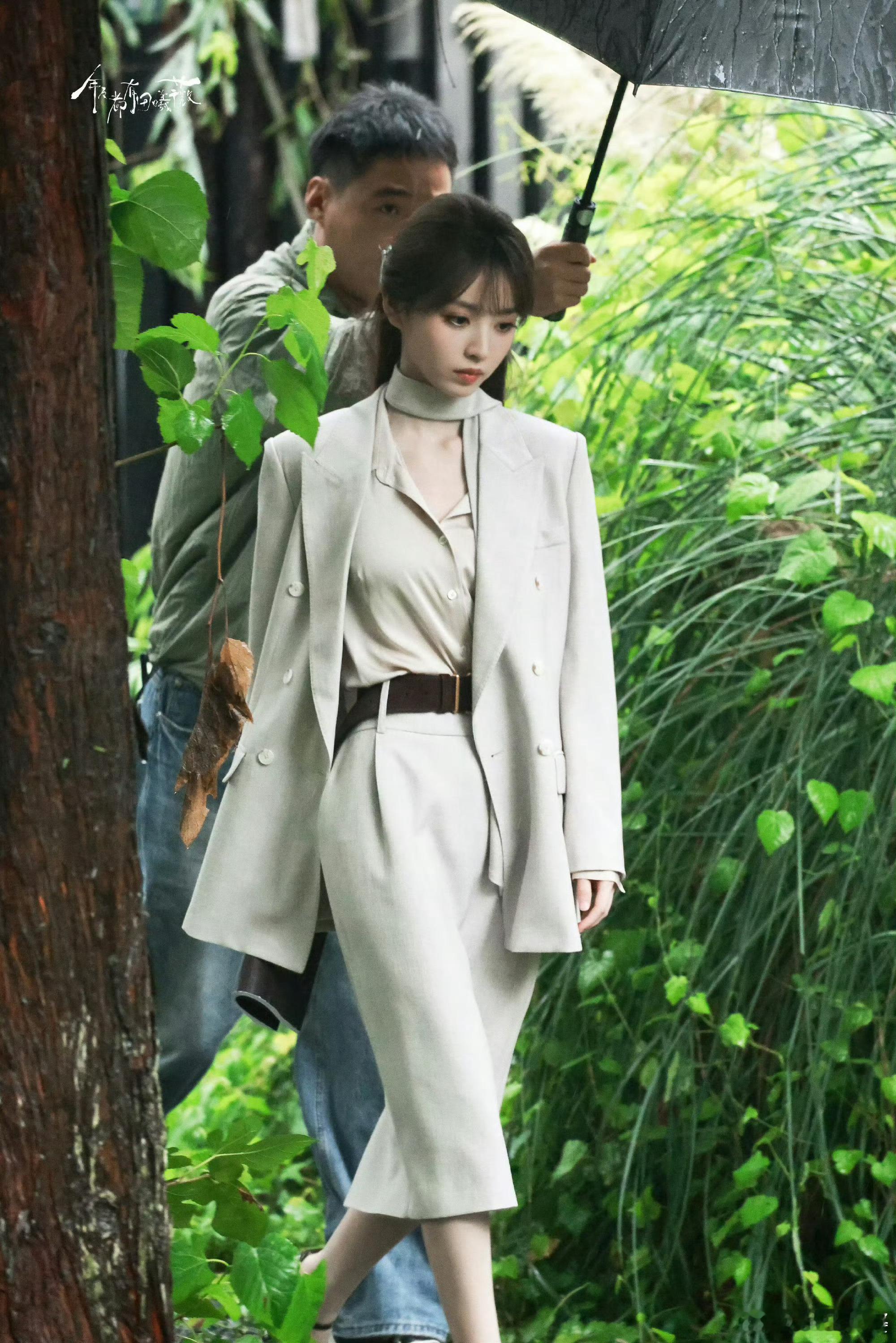 小田这个林青路透好有感觉，浅色西装真的很适合她，如果现实里有这样的职场前辈真的很
