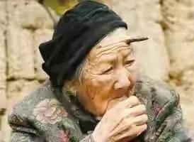 太狠了！上海一老人拿起剪刀，居然把自己身上的……剪掉了！医生也傻眼了……