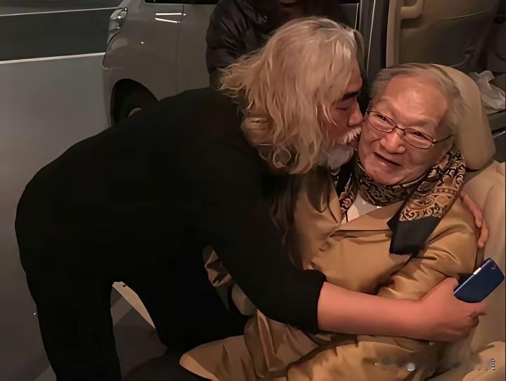 是谁成就了张纪中？
金庸！
张纪中的扛鼎武侠四部曲《笑傲江湖》《天龙八部》、《射