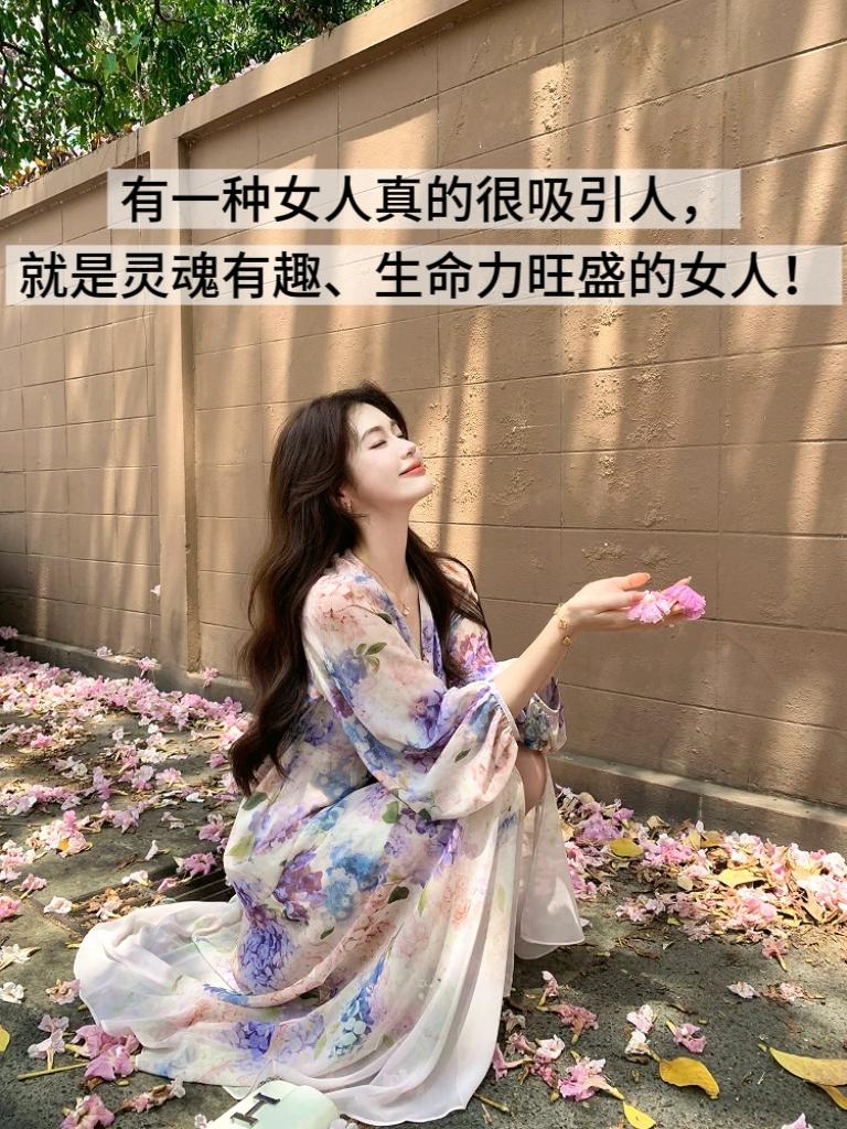 灵魂丰盈的女人是怎样的？
温柔，坚强，睿智，洒脱，清醒，独立，不设限，向内求，不
