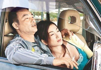 1997年，身价200亿的富豪何祖光，遇见了“火玫瑰”温碧霞，一见倾心。母亲骂他