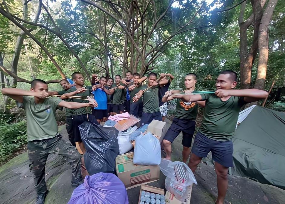 柬泰战争停战后，边境前线已由热武器冲突，变成弹弓战。看似幽默，实则危险。倘若柬泰