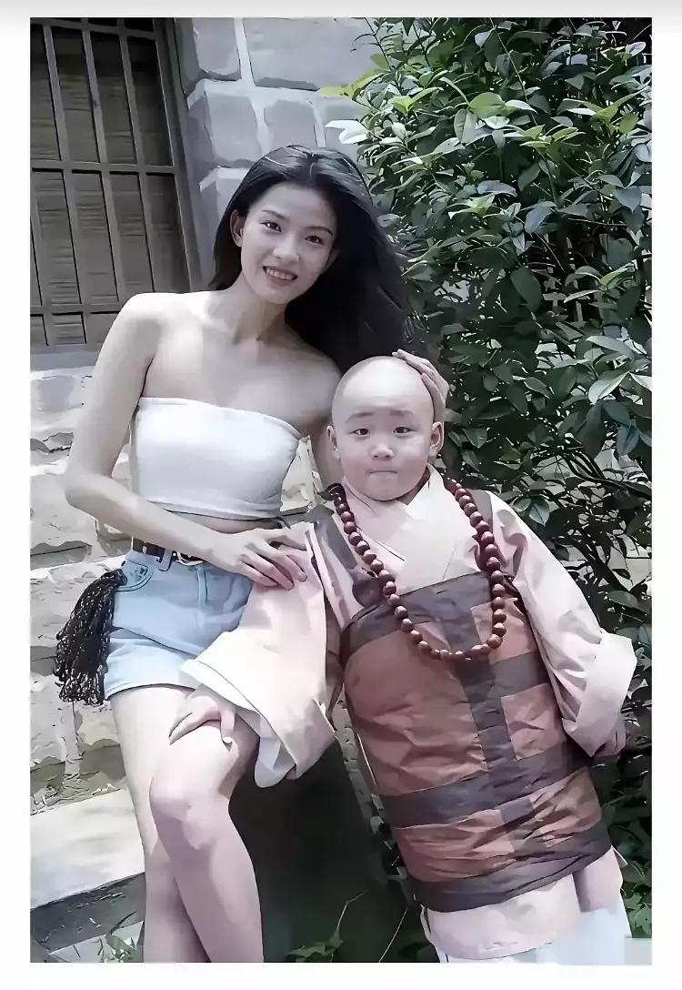 30年前， 郝劭文和美女叶全真一同合影留念，当年的郝劭文还是懵懂未知的小和尚，表
