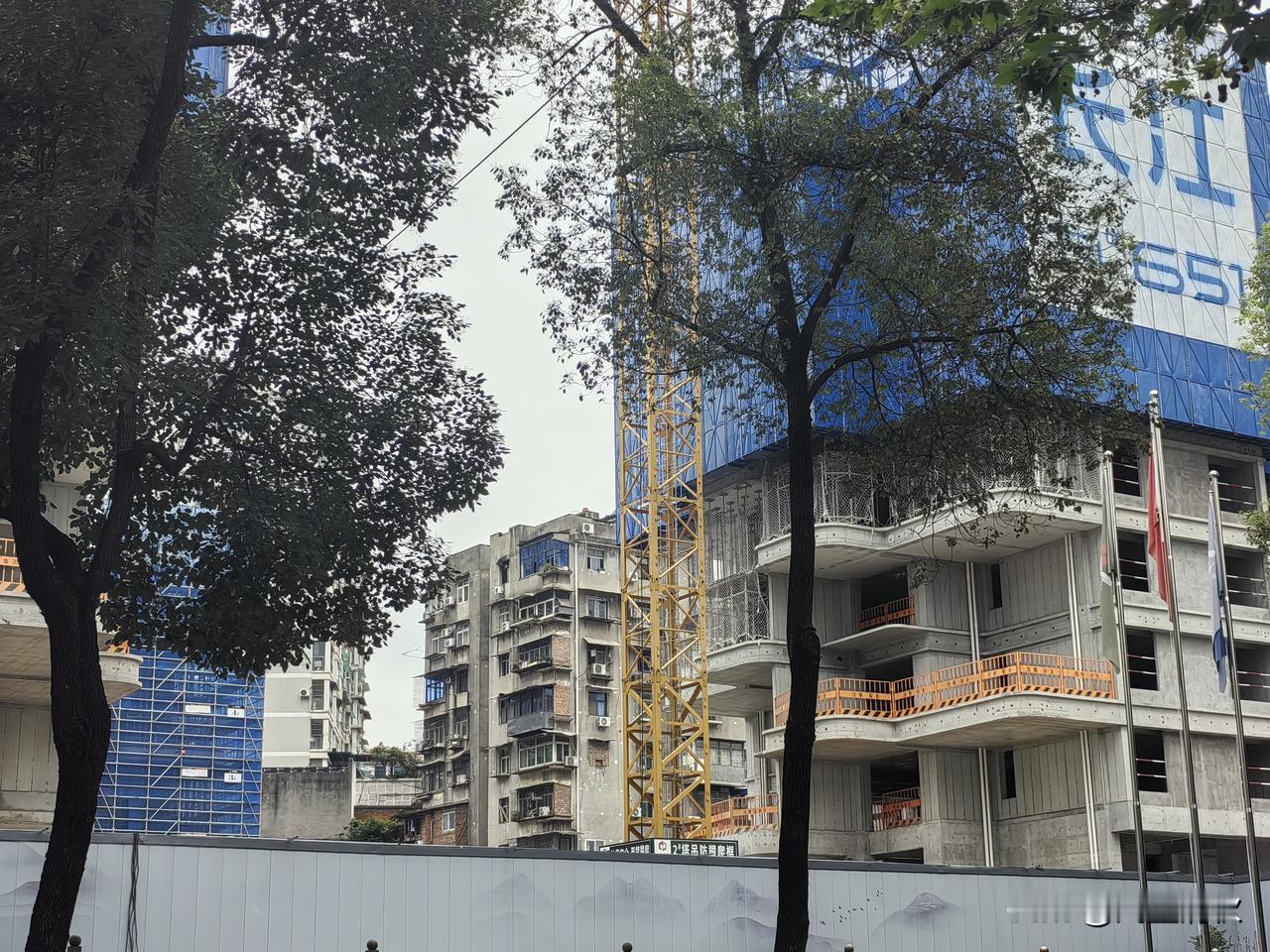 新房子在不停建造，老小区在等待改造！为什么不把老小区改造作为重点，也纳入城市规划