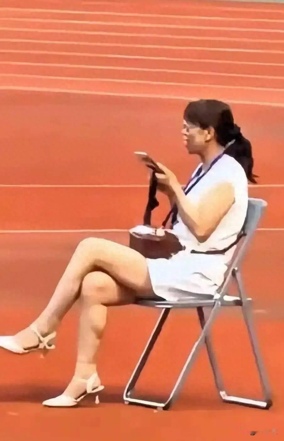 甘肃平凉一女子在升国旗时看手机，未起立被公司开除，永不录用，网友说：一点都不冤
