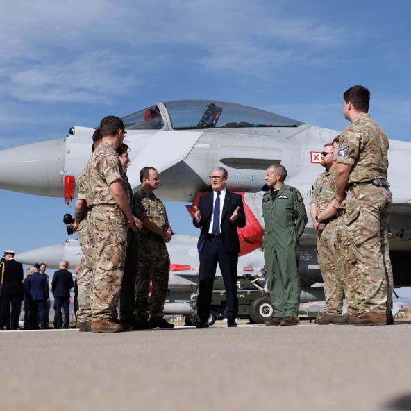 欧洲下场了，英国首相斯塔默官宣已经同意美国的请求，允许其出于特定且有限的防御目的