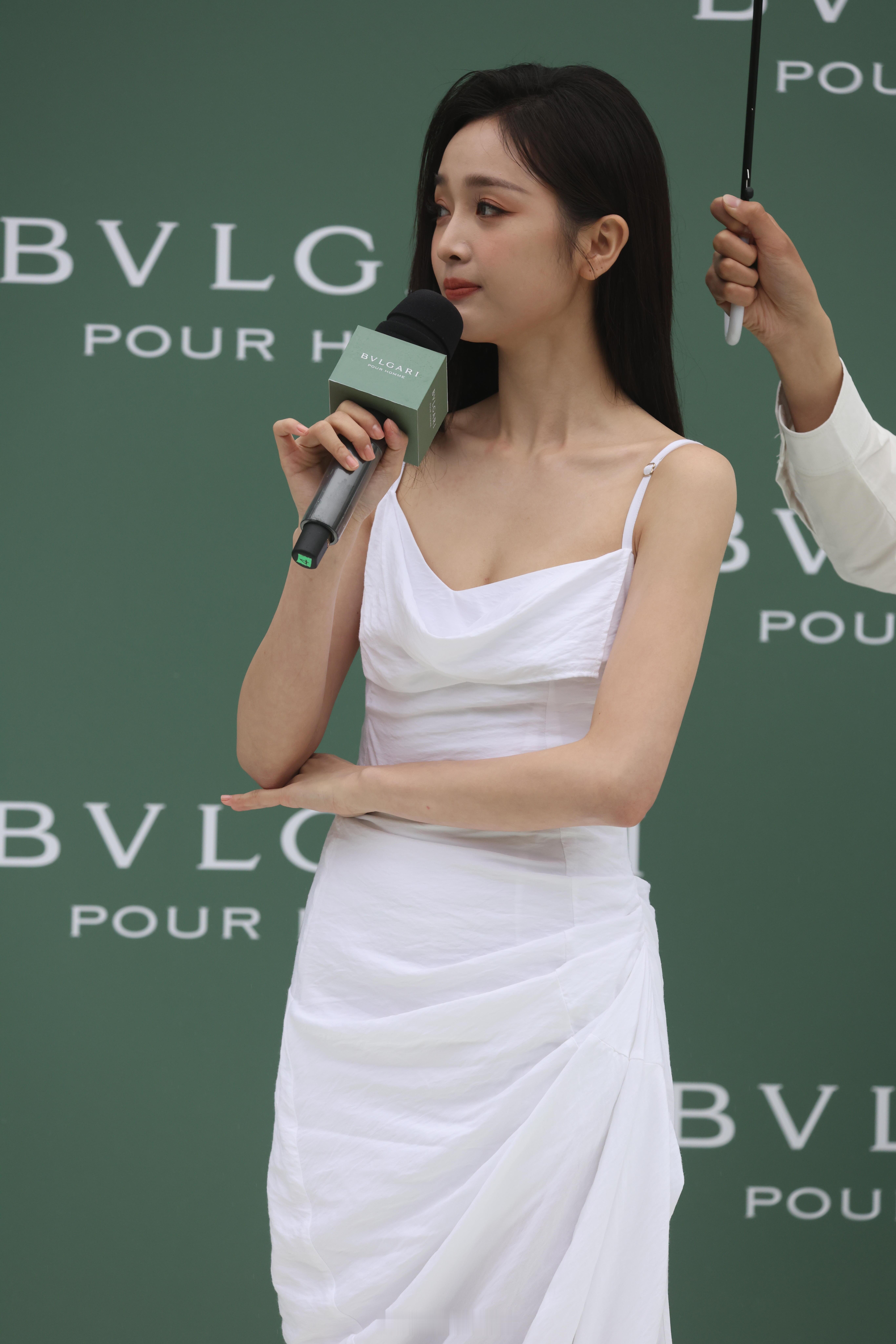 吴宣仪的白色吊带裙太有肉感了 ​​​