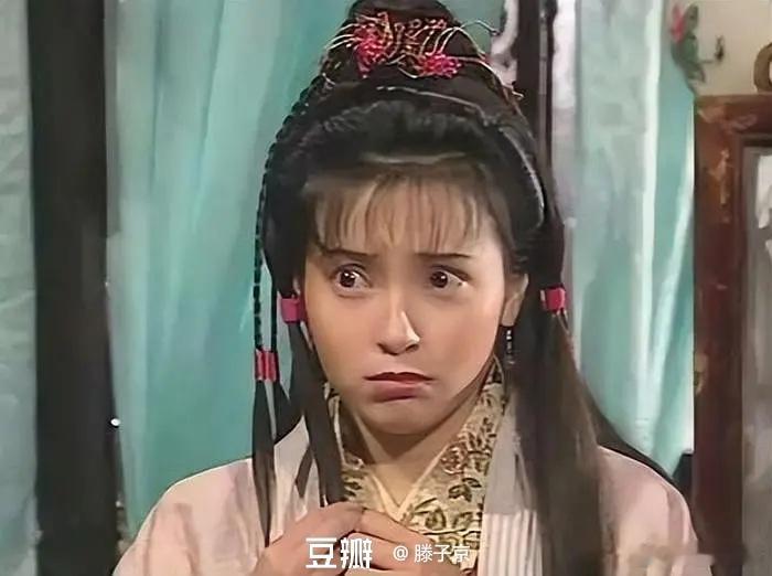 不知道95神雕为什么要给小龙女设计那么成熟的妆容，她在书里是一出场「看来约莫十六