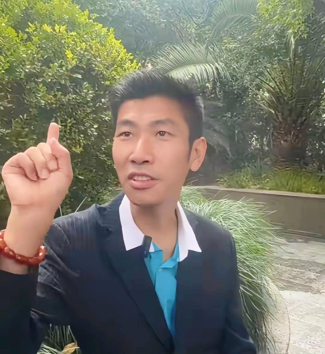 最近这个男人很火！一个叫张半仙的股民顶替了上海爷叔的位置，因为张半仙预测4025