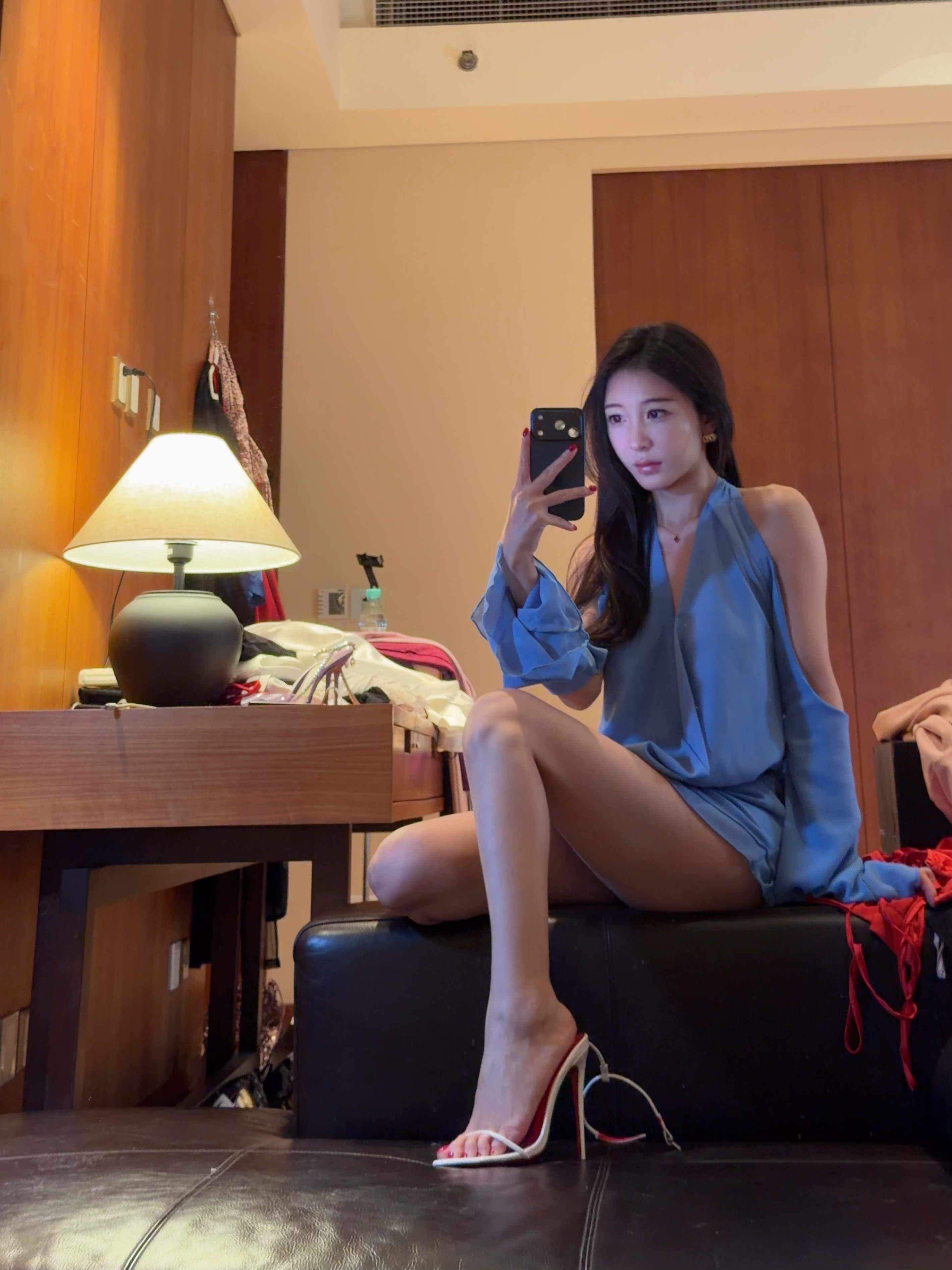 在外面自拍：我真是个大美人在家拍照：这是什么丑东西我家灯是我最讨厌的东西！黄黄的