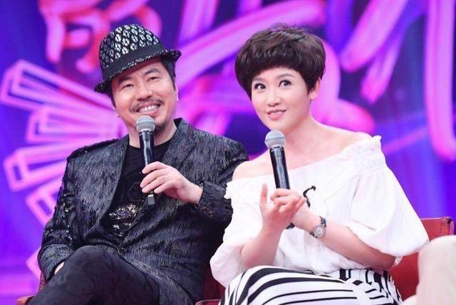 一次，寇乃馨和丈夫黄国伦吵架，把他100万的吉他砸了，还不解气的骂道:“你这个二