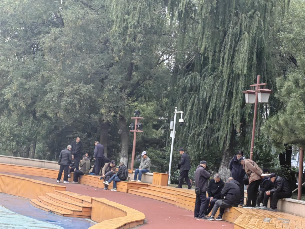 自从有了外孙女，我们夫妻就开始两地分居生活，每个礼拜老伴儿都要去天津看孩子，每个