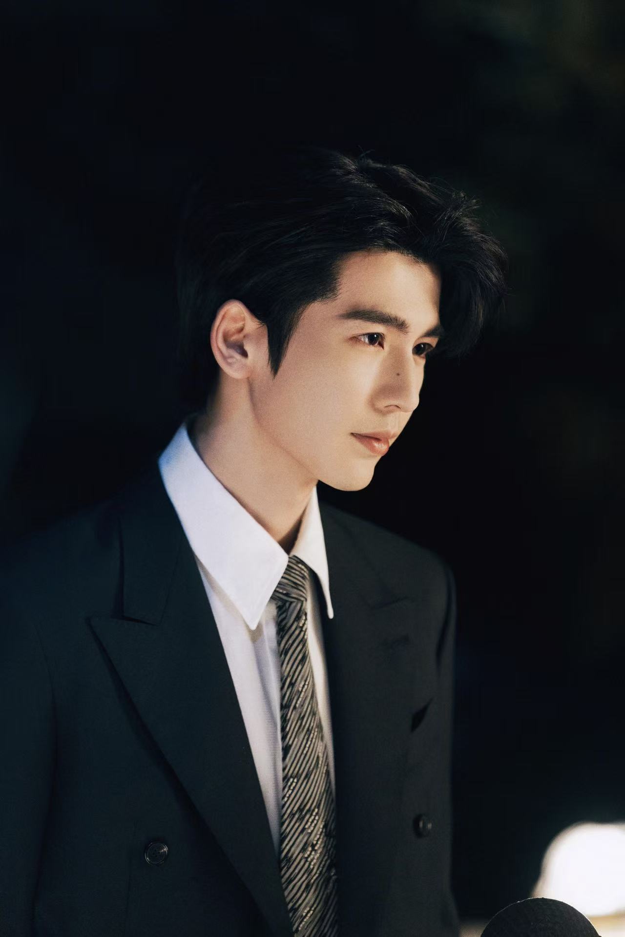 张凌赫演员的一人多面具象化在张凌赫的不同角色里反复心动既能演绎高高在上的天之骄子