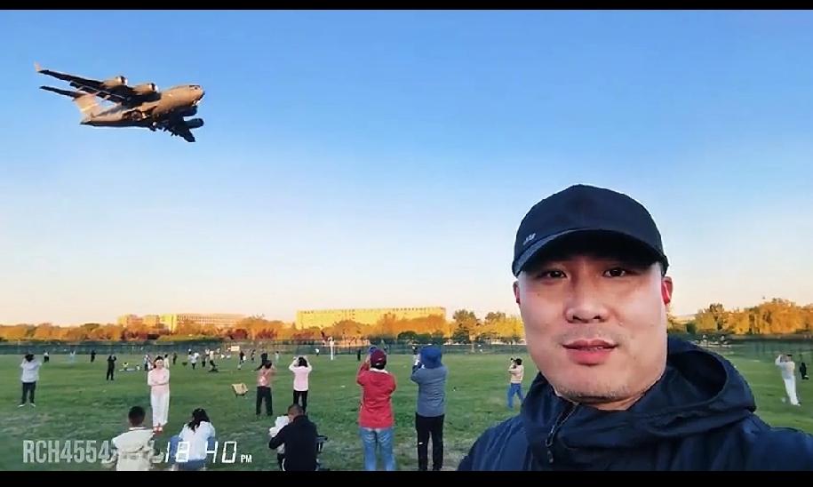 C17“环球霸王”运输机呼啸着掠过头顶，周围瞬间围满了成千上万前来打卡拍摄的群众