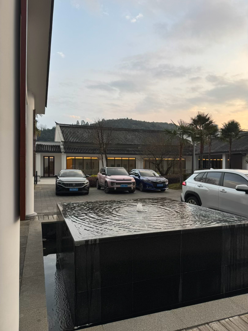 阴天的天色 应该听情歌句句你听见 似诅咒语言唱着挽歌 