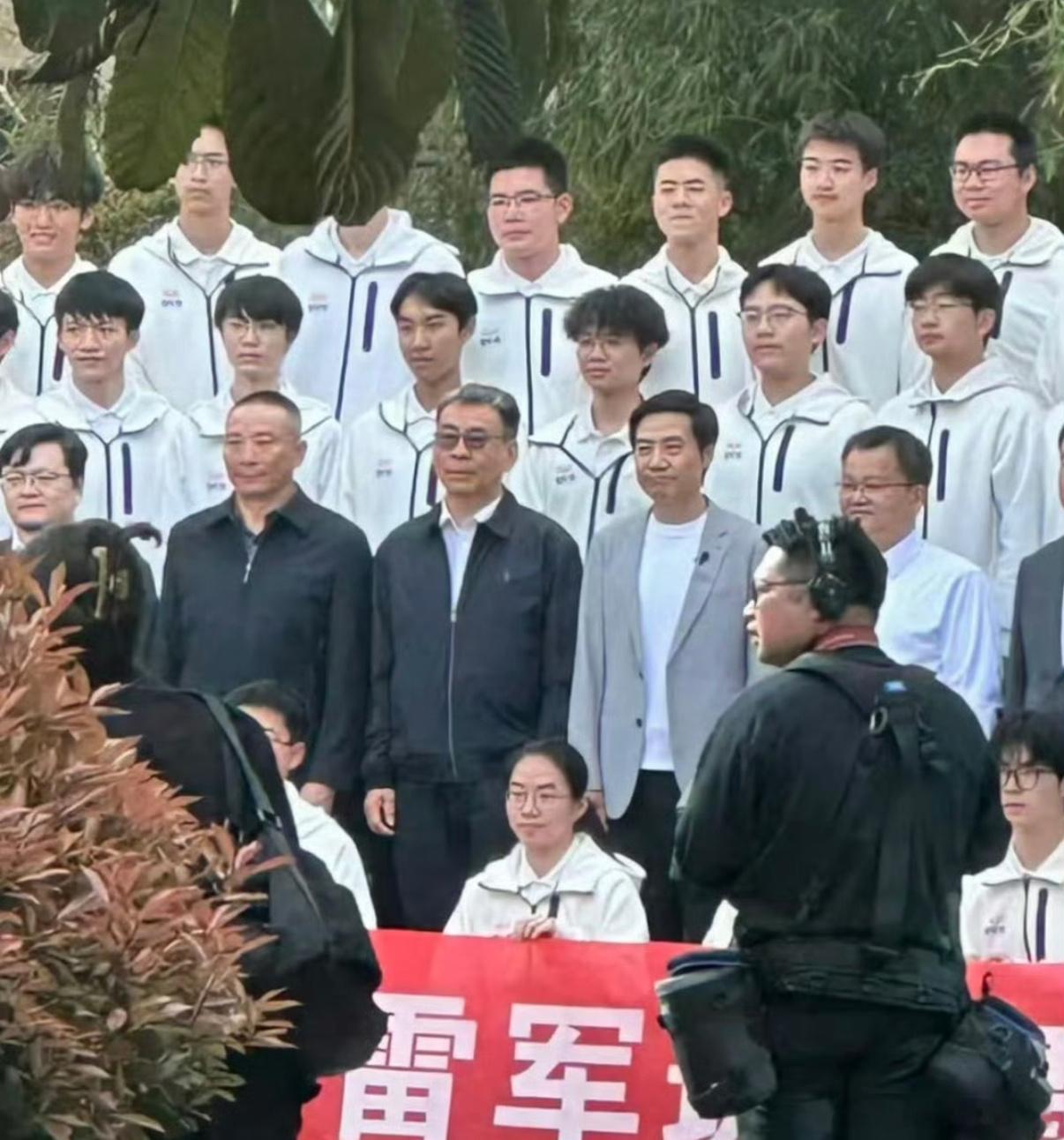 雷军同雷军班同学拍大合照成名后回到母校和同学拍大合照，这是什么大爽文。我要是雷总