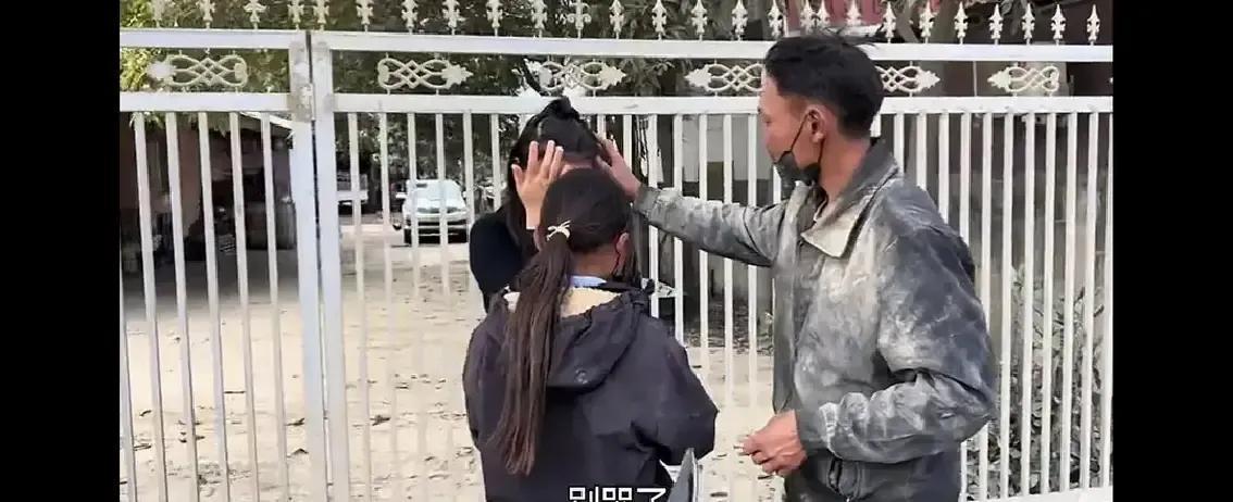 二胖玛丽和蜜的账号突然停更，评论区全是“退钱”网友把她们两年前哭穷的视频翻出来，