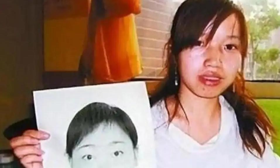 2004年，罗彩霞成功考上贵州师范大学，名额却被当地县公安政委的女儿冒名顶替。无