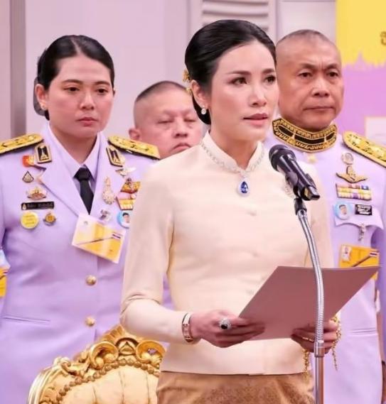 对国王不忠的贵妃归来，40岁的泰国贵妃诗妮娜在宫斗中失败，被褫夺了全部封号。
泰