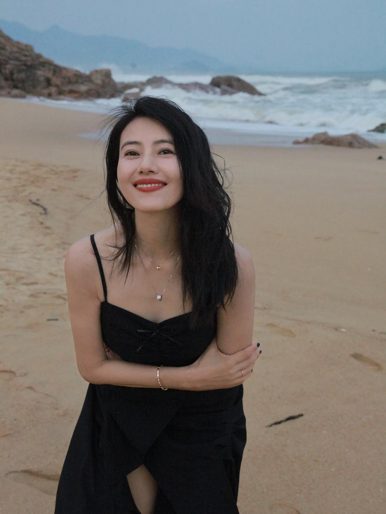 高圆圆现身海南，在海边拍照，真不愧是国民女神，太美啦！一袭黑色吊带裙搭配精致妆容