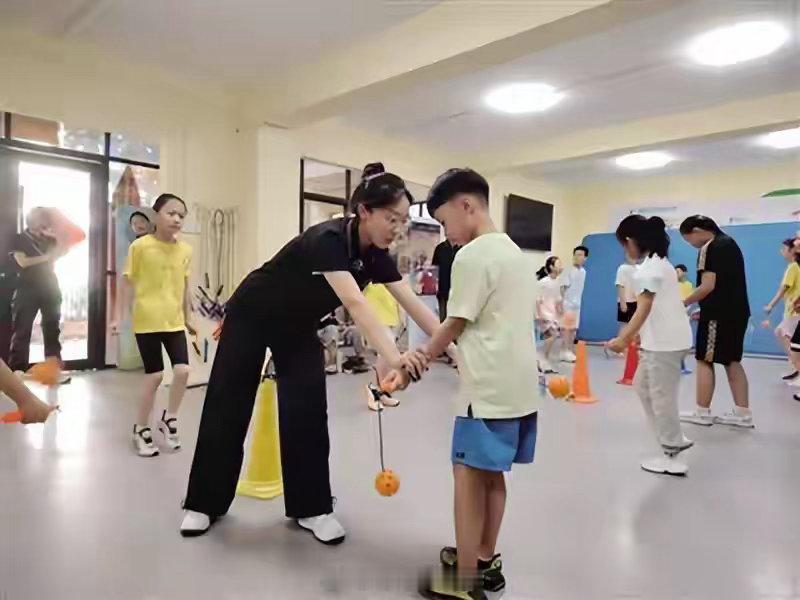 暑期打工成大学生新时尚奶茶店里，王子璇为攒钱买平板一天站10小时，从委屈想放弃到