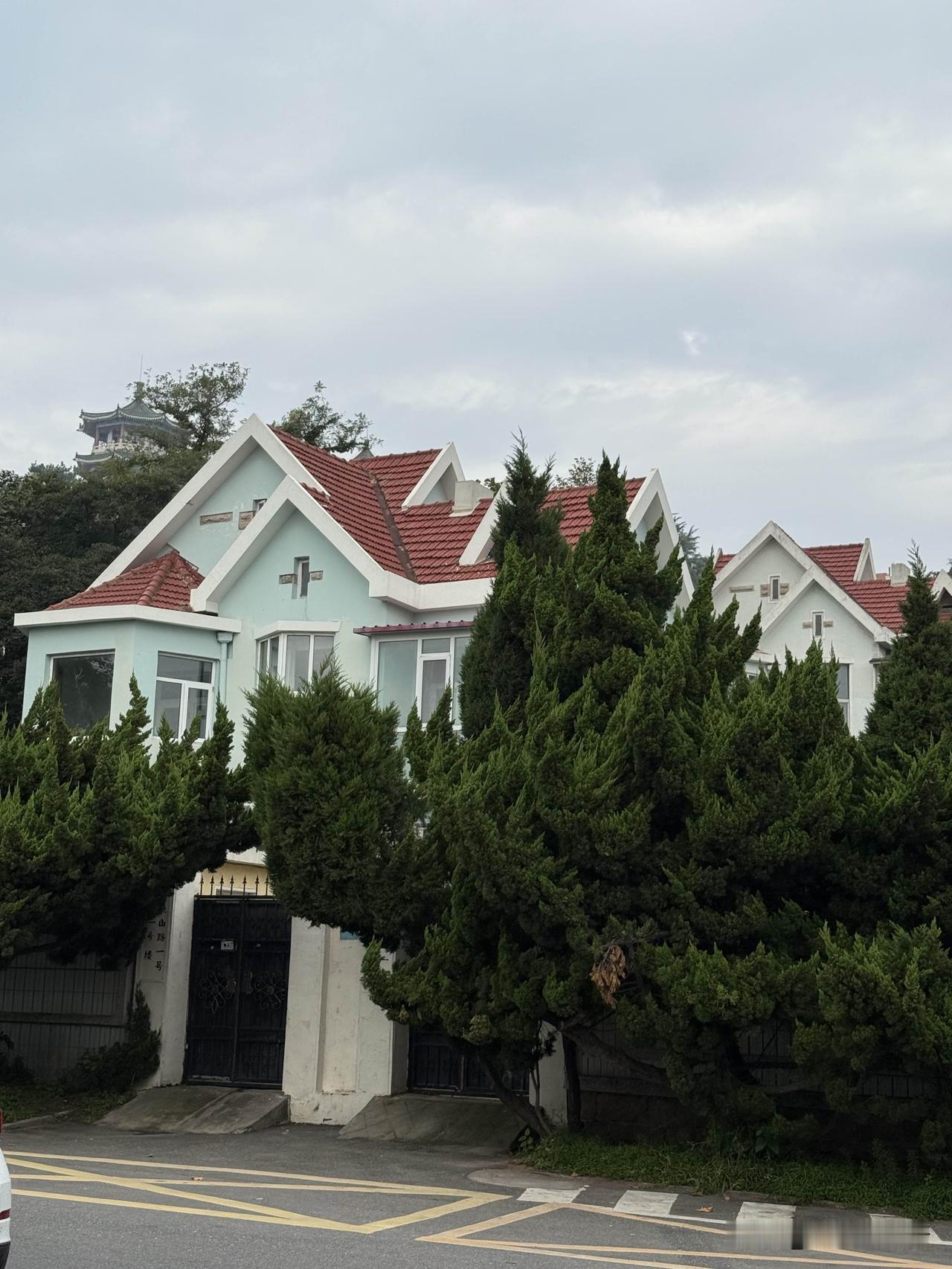 如何看待泽连斯基的“最艰难时刻”这是完全有特朗普造成的，自从特朗普上台就制造了多