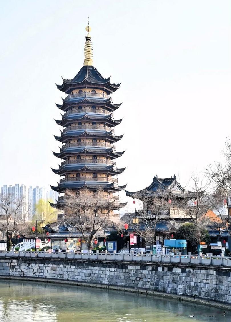 对于我们这些在淮阴城根下长大的70后来说，岁月最残忍的从不是变老，而是——物也非