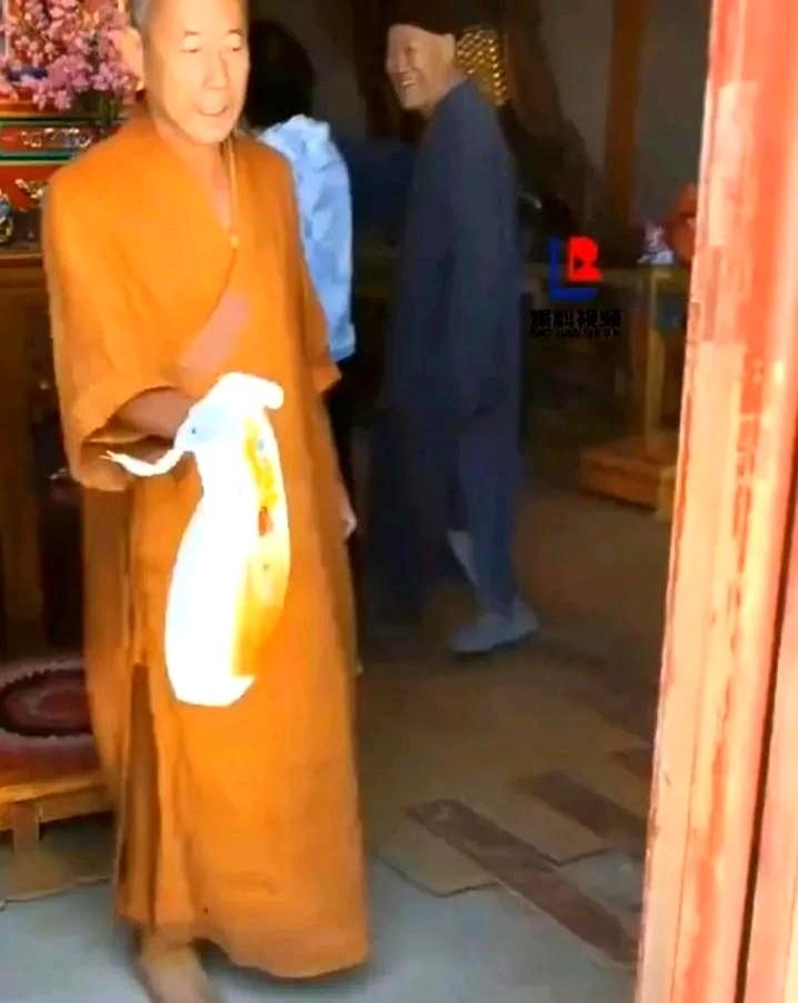现在的施主香客也是，真的一点也不体谅出家人，你说你费力吧啦的从山下抗几袋米上山不