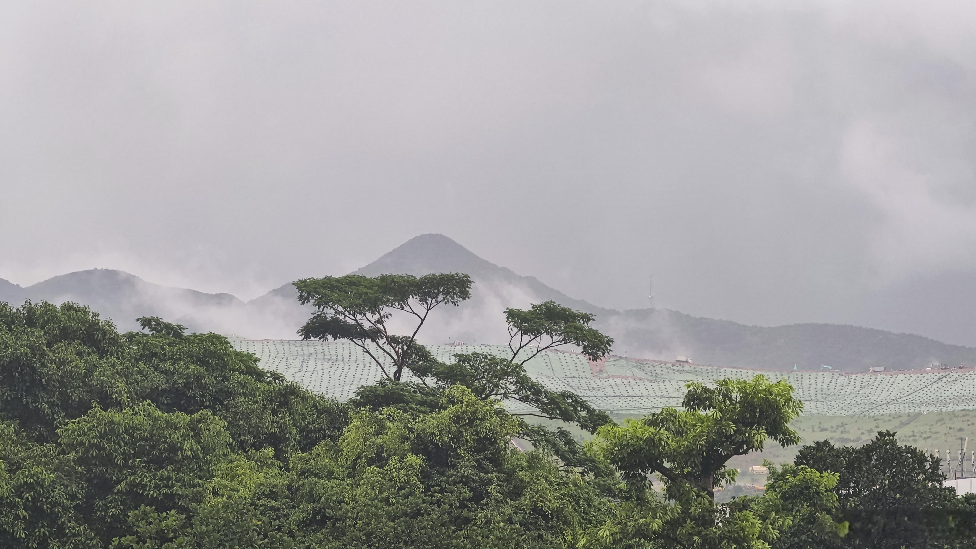 天越来越黑，暴雨又要来了… 