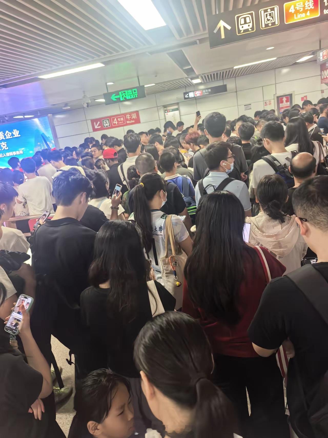 深圳地铁四号线地铁堵车，活久见，深圳地铁都能堵车一个小时，有知道情况的伙伴吗？说