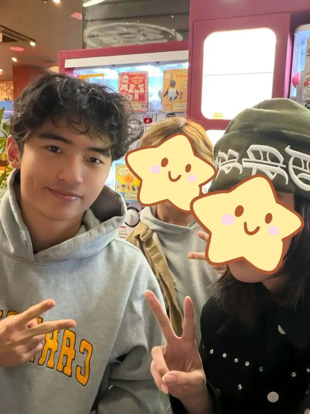 悉尼偶遇张柏芝大儿子，Lucas和网友比耶合照，帅气男大既视感！ ​​​