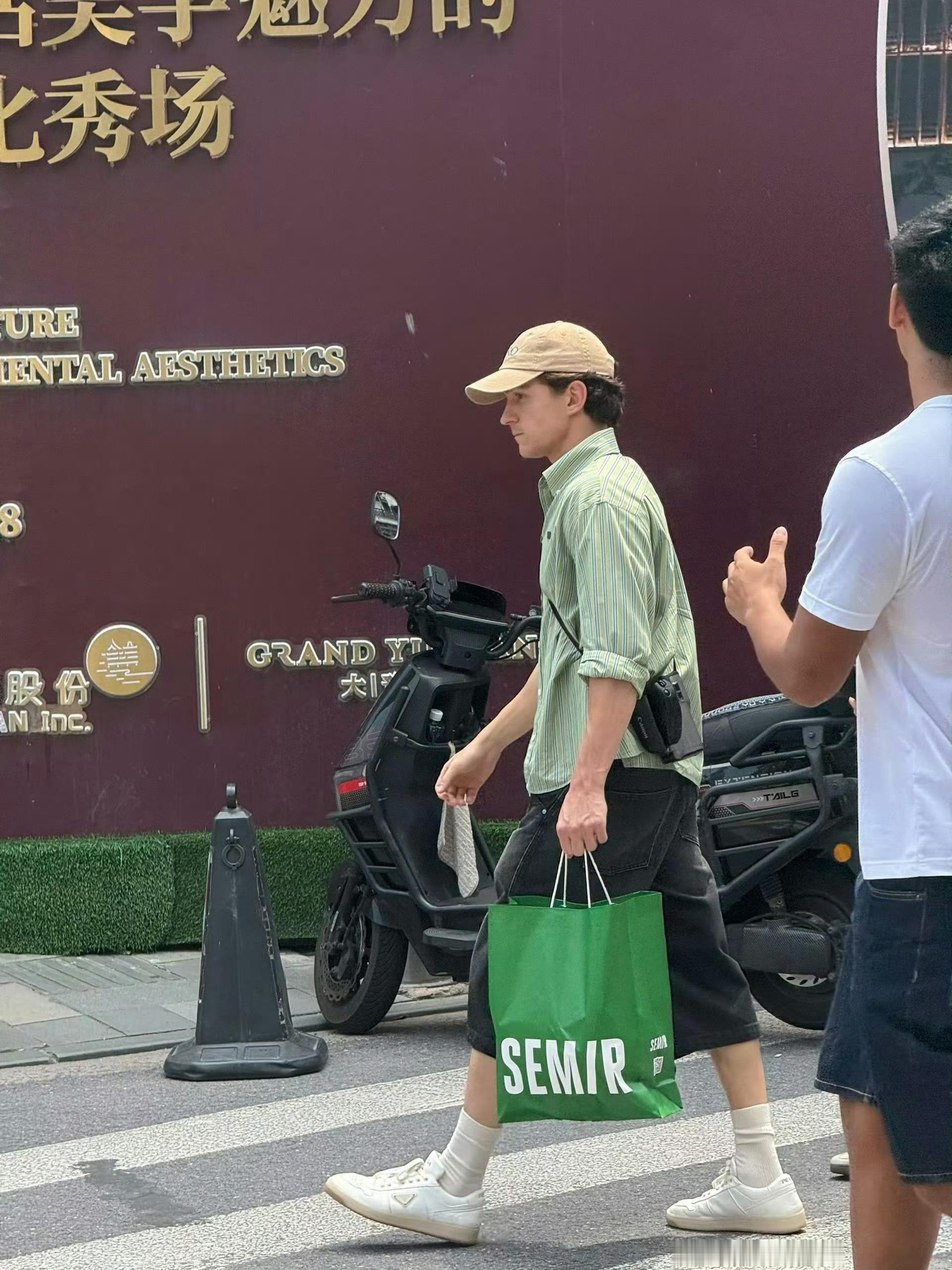 荷兰弟上海买森马上海偶遇赞达亚荷兰弟 这是当场买，当场穿上啊，看来确实是顶不住上