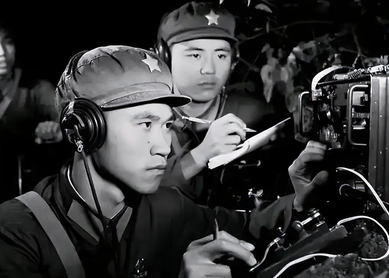 1938年，两名卧底夫妻假戏真做结为真夫妻，妻子牺牲后丈夫一生未娶，7年后原本牺