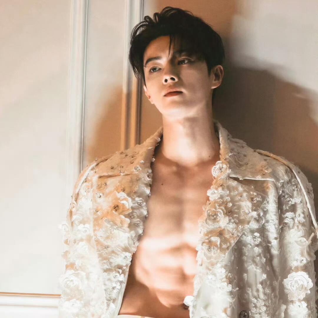 许凯的痣简直是老天爷赏的性感密码，每一颗都长在心动点位上！锁骨偏右上那粒是暗藏的