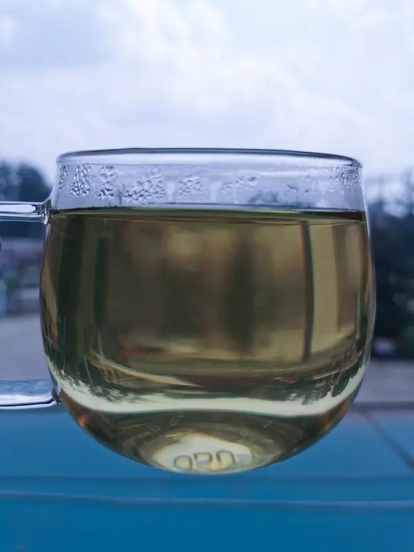 下联：半杯茶品人生，诚邀上联？一新闻晓世界