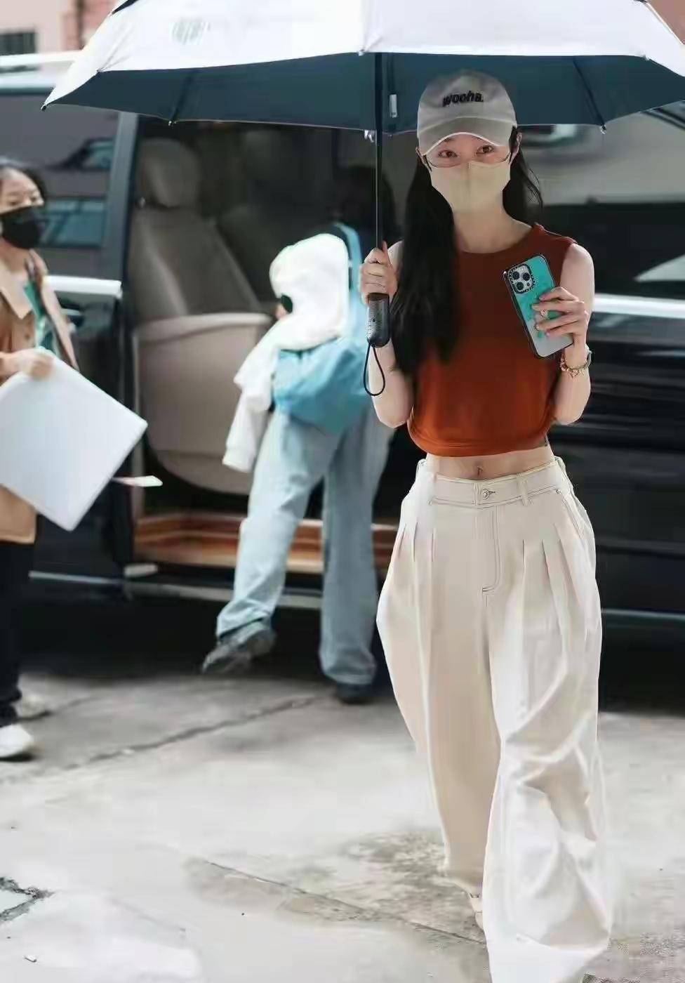 她那么瘦
穿这样的裤子
还不系个腰带
好怕掉下来
不如穿旗袍