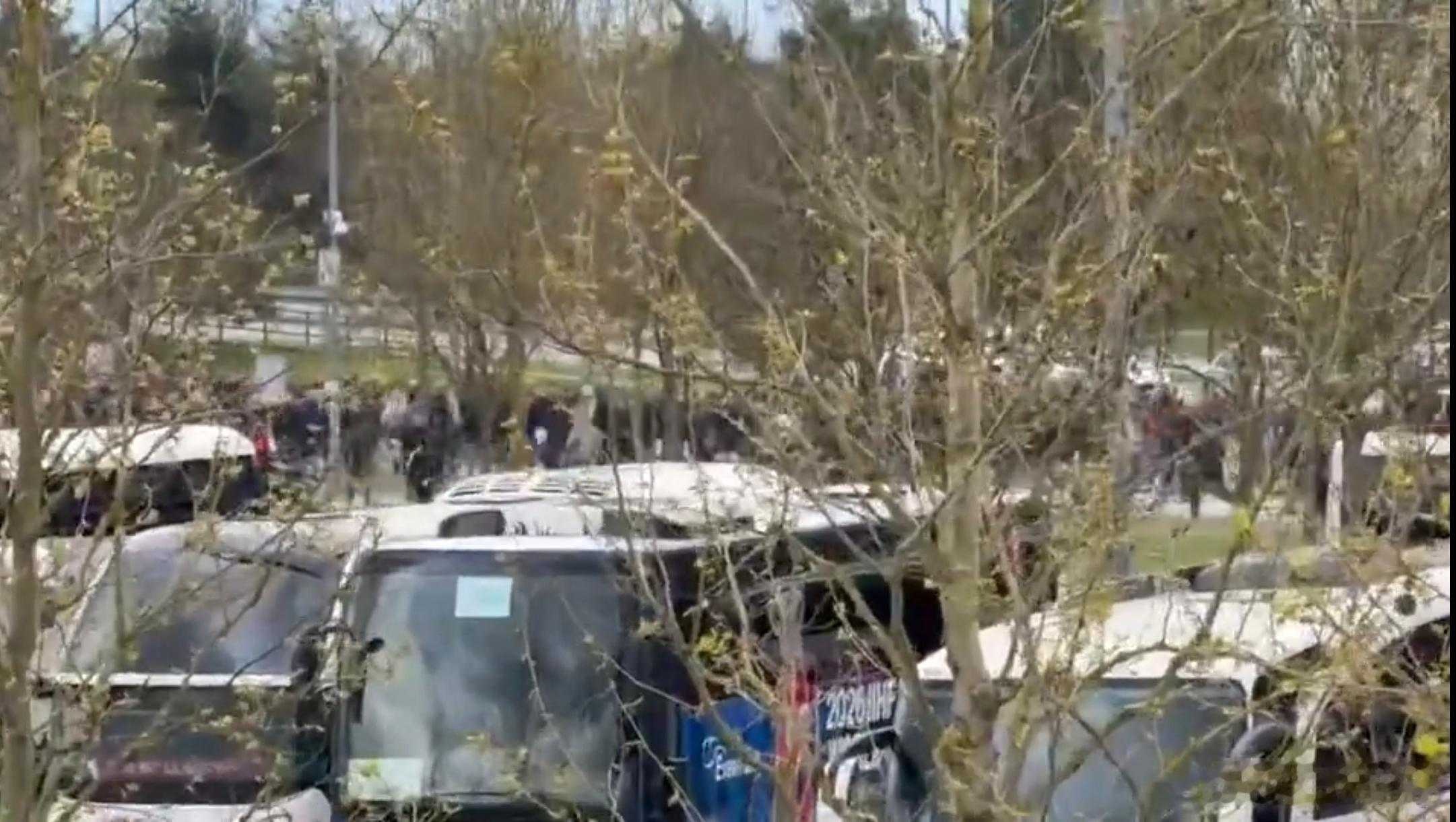 据称斯图加特极端球迷在安联球场外追打拜仁球迷！拜仁