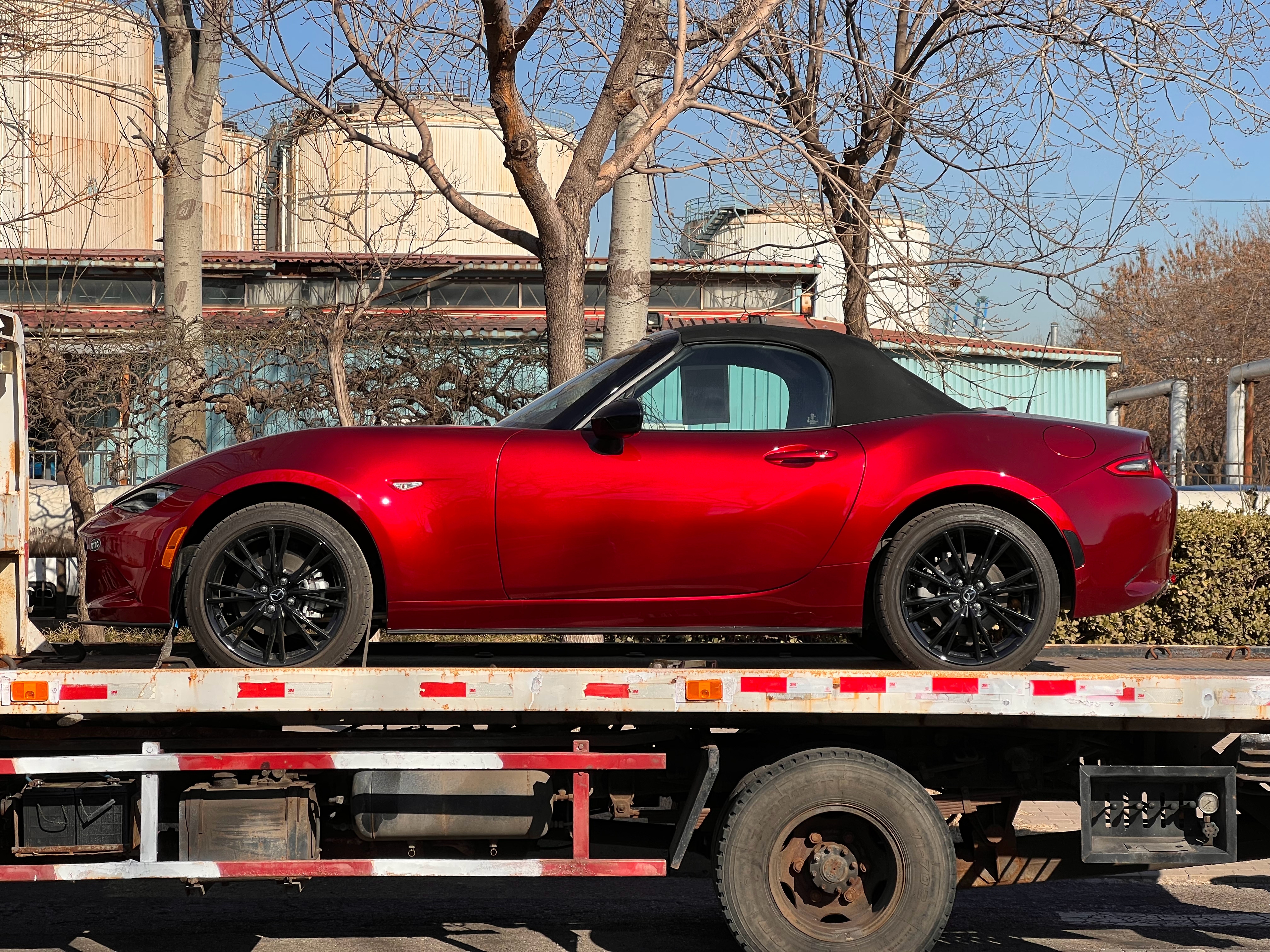 MX-5 手动挡软顶29.9万裸车价，红色已到港，等拆箱 ​​​
