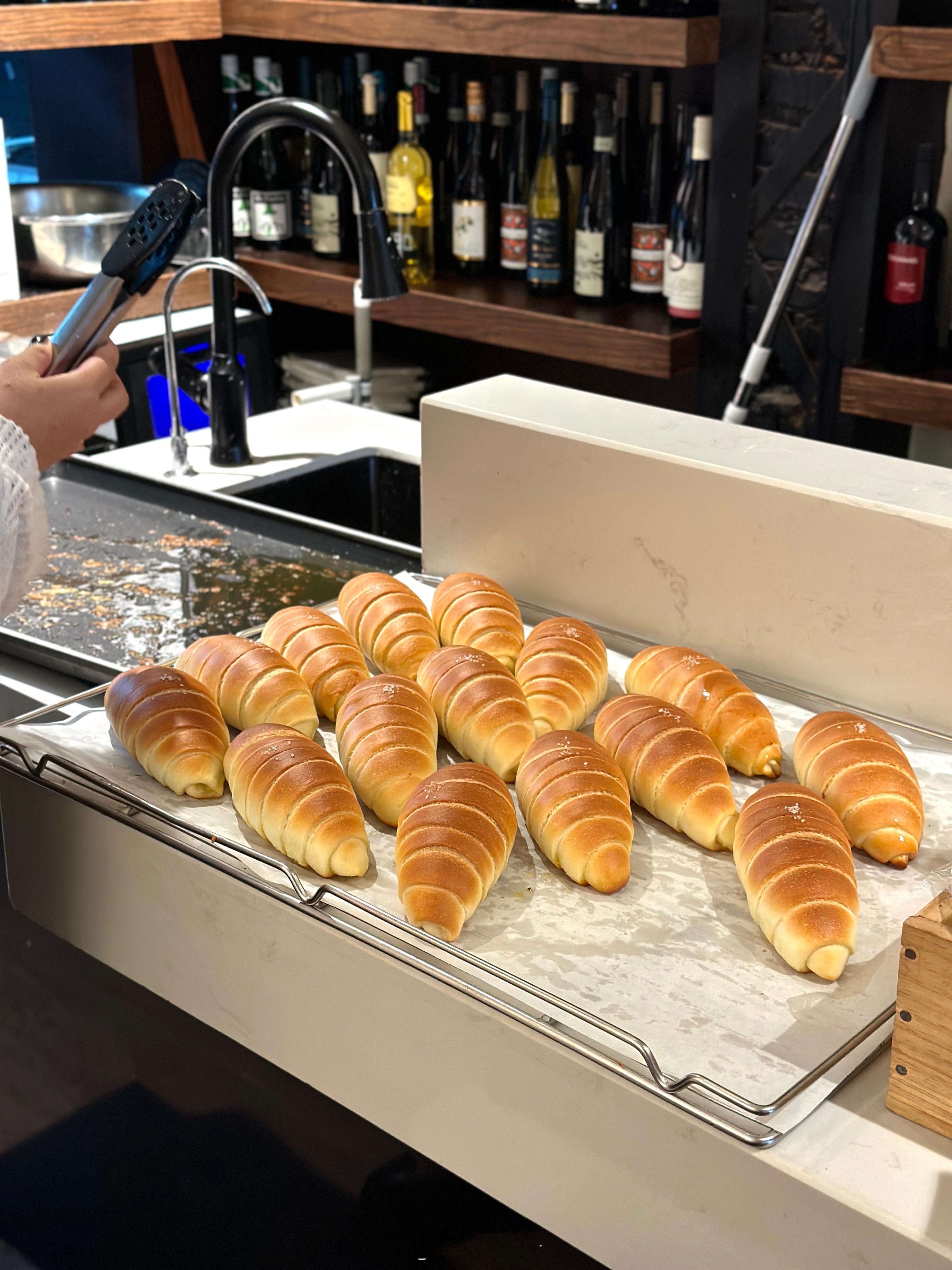 🥐：盐面包！！留个ip嘿嘿，是谁吃到了刚出炉的盐面包！脆脆的底和喷香的黄油我真