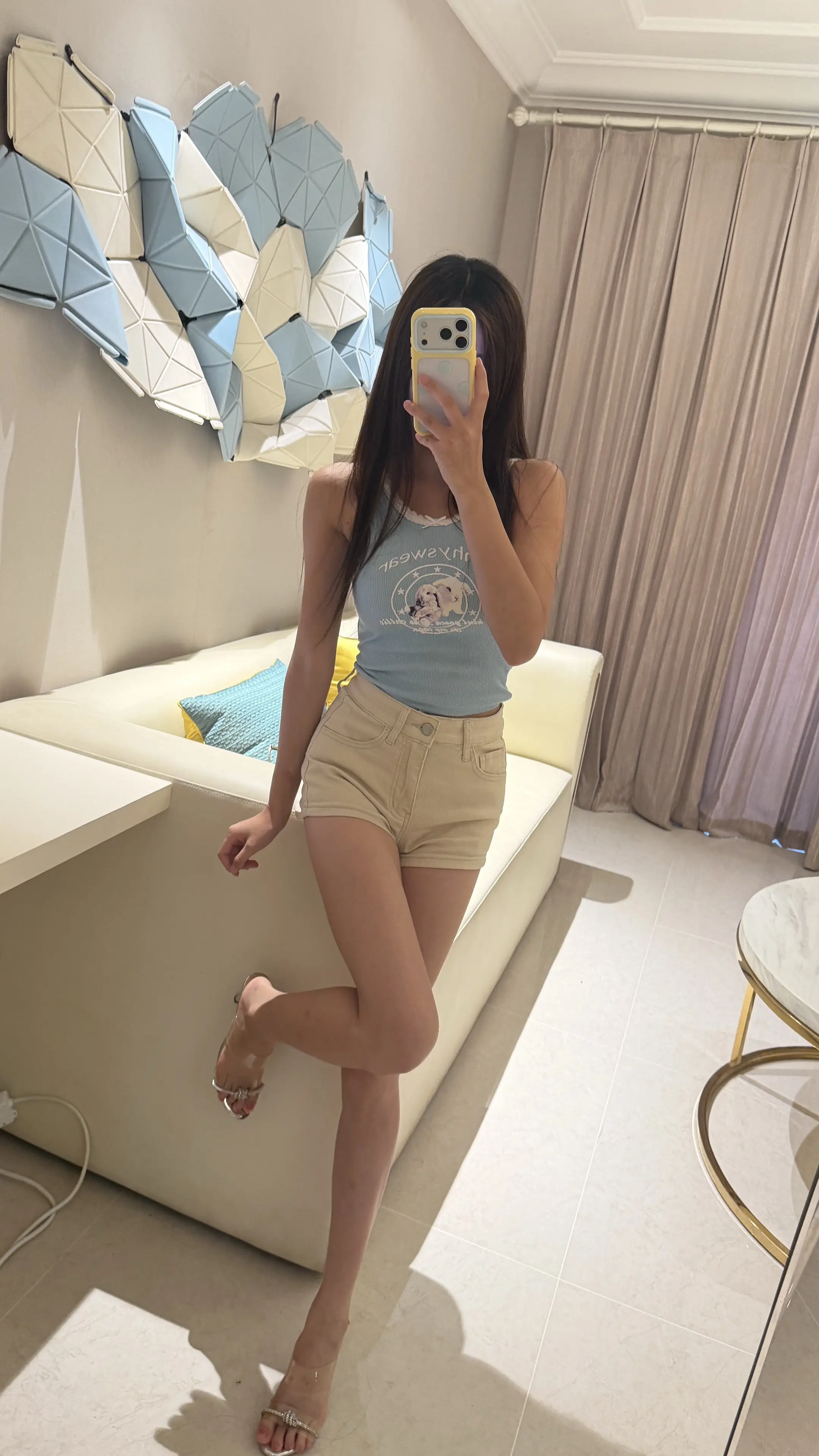 奶蓝小狗吊带🐶➕杏色高腰短裤。这个辣妹感被我拿捏了