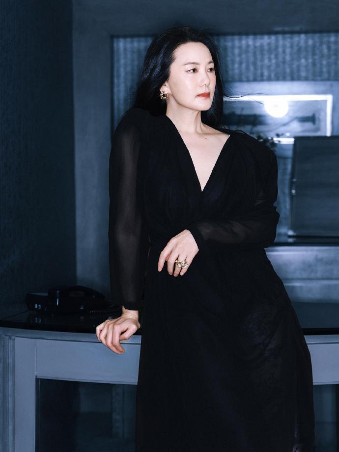 宋佳咏梅 甄嬛沈眉庄行礼 中国电影导演之夜，宋佳西装干练，咏梅长裙温婉，二人相见