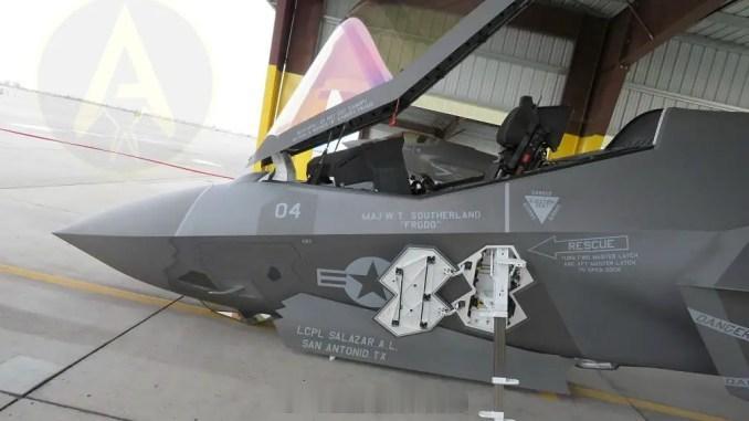 VFMA-311的1架F-35C在停放状态下前起落架塌了[二哈] ​​​