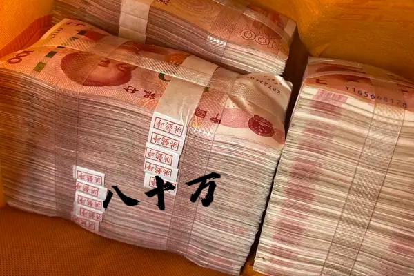 我有个朋友，去年净赚80多万。年底直接全款提了辆问界M9，那叫一个春风得意，朋友