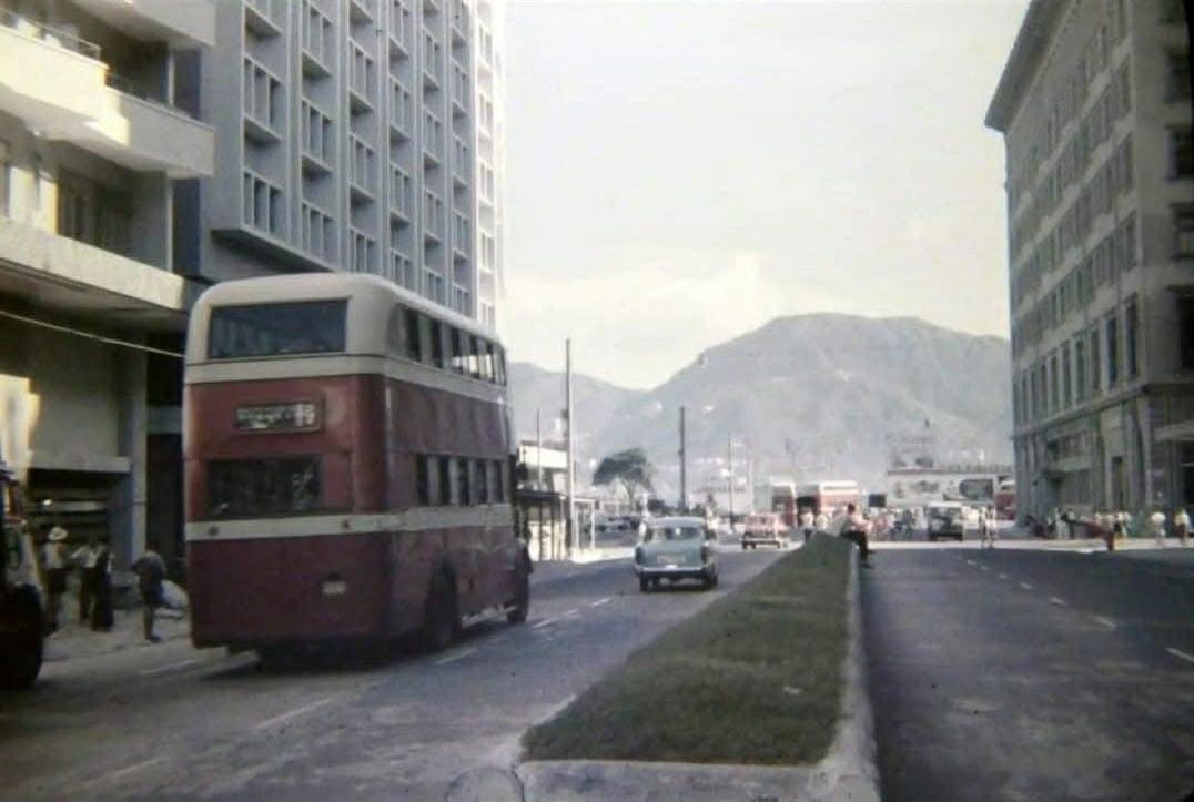 這是60年代尖沙咀彌敦道的舊貌，當年馬路來回線中間沒有鐵欄分隔，只有種了草的矮小