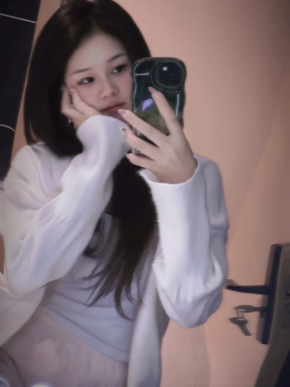 有些人喜欢你  两三个月就消失了 有的人两三年不联系  但依旧爱你  ...