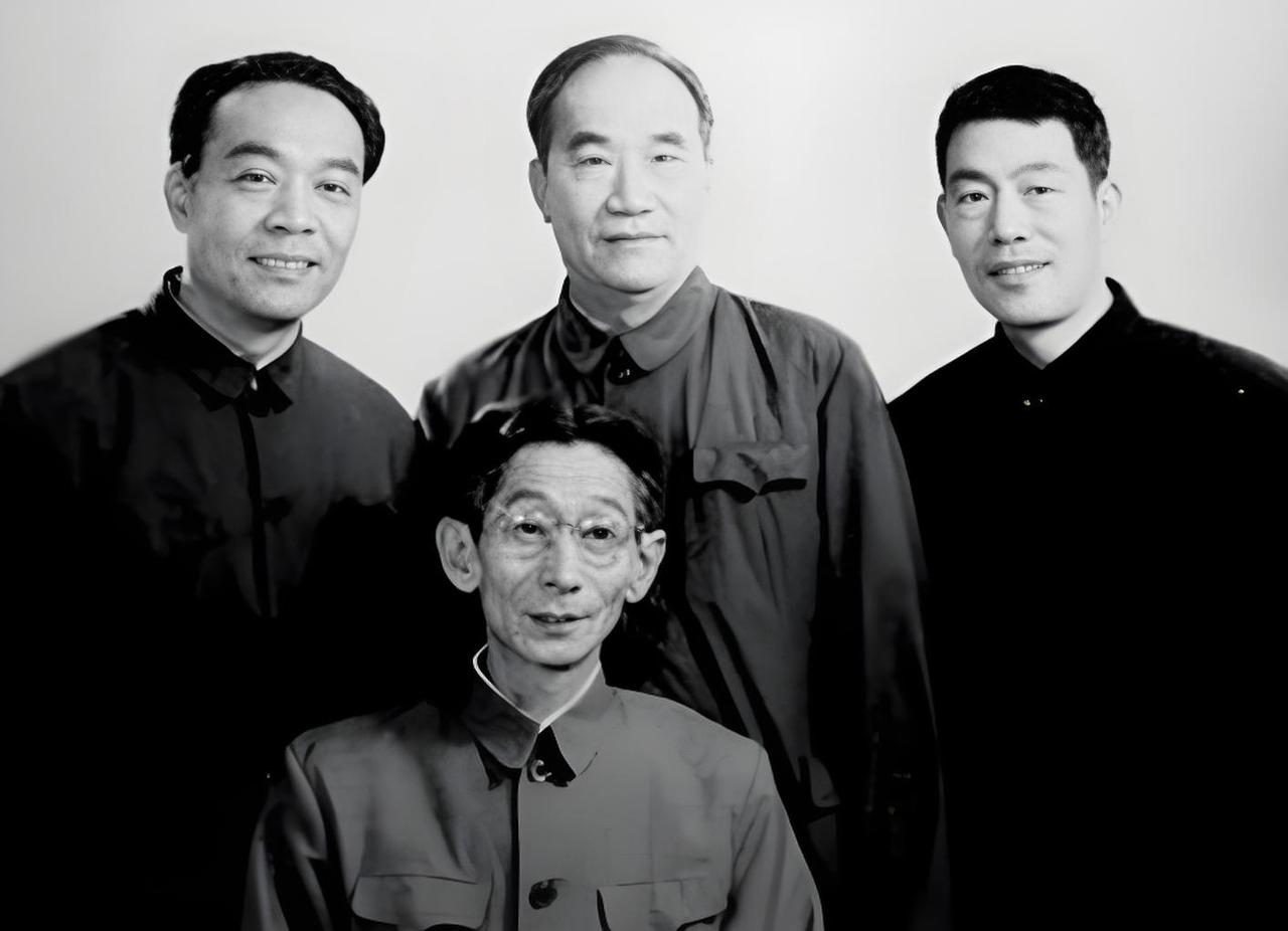 老一辈相声界珍贵黑白合影，前排这位辨识度拉满！四位曲艺名家齐聚，能全部叫出名字的