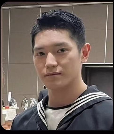 你说四颜一不是罗渽民而是李泰容这样？[思考][思考][思考][思考] ​​​