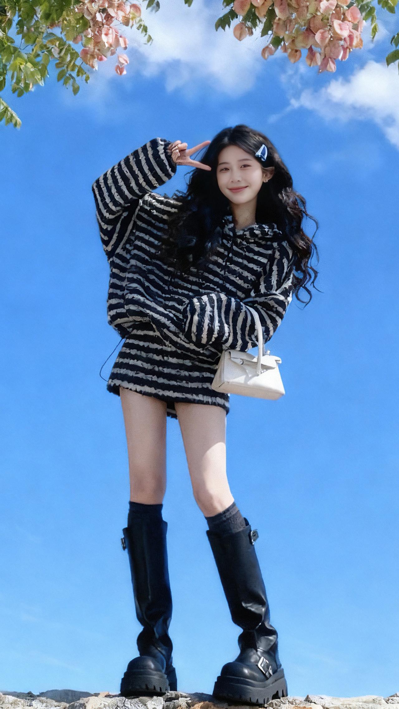 把黑白条纹穿成秋天的松弛感，连风都忍不住在卫衣裙摆打了个转～穿搭美爆了 冬季穿搭