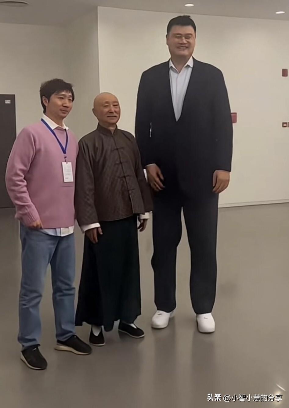 果然矮一点的人是不能站在C位的,因为人们的视线一般都会被正中间的人给吸引住,这样