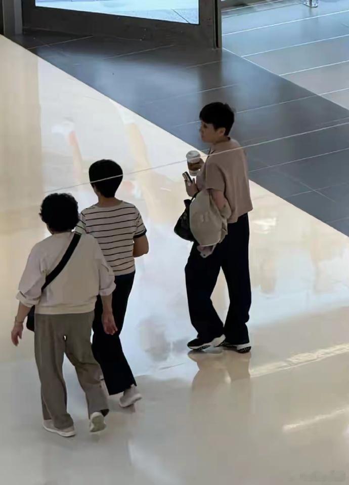 四太梁安琪东莞万象汇购物，保姆相伴，名牌加身气质贵，手持咖啡显女强风范，遗产丰厚